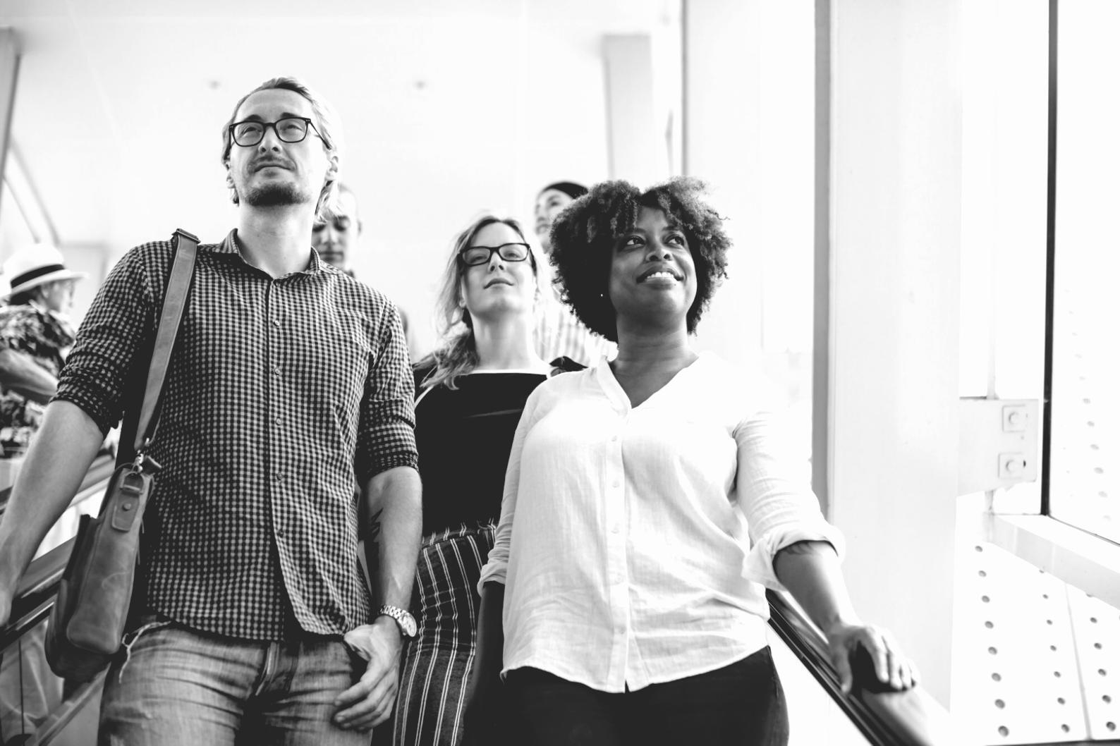 Analista trabajando con modelos financieros en pantalla múltiple