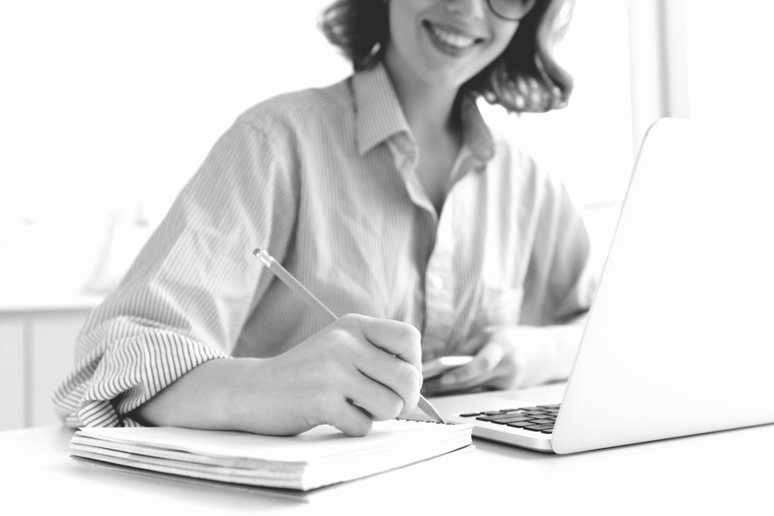 Aula moderna con estudiantes participando en una sesión de finanzas corporativas