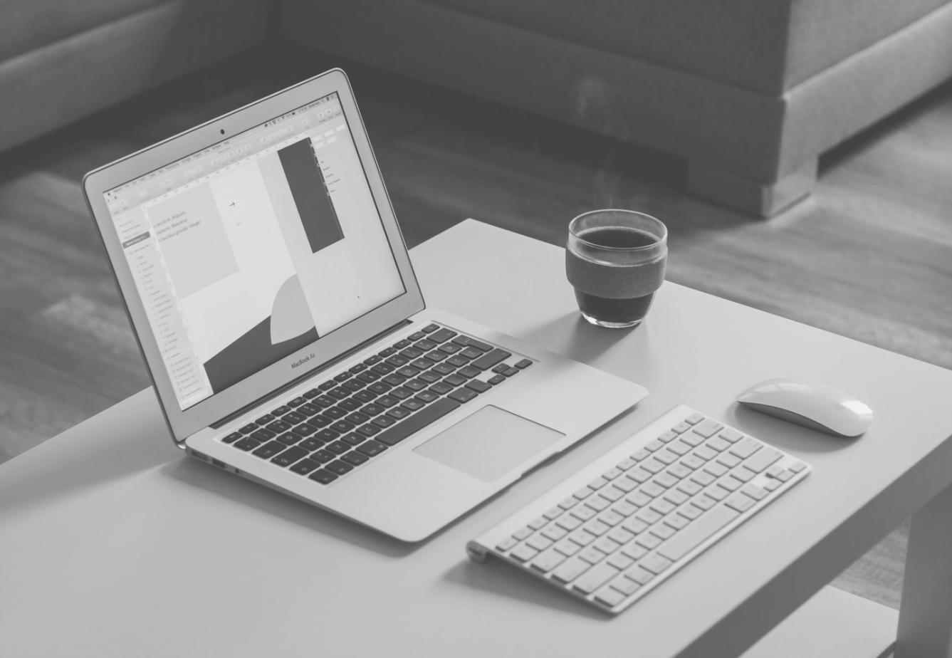 Analista senior revisando modelos de valoración en oficina moderna