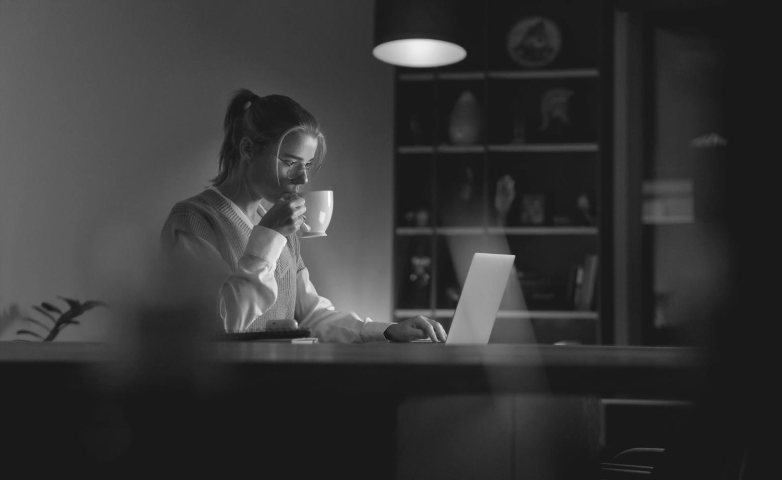 Profesional de finanzas trabajando en análisis de datos corporativos